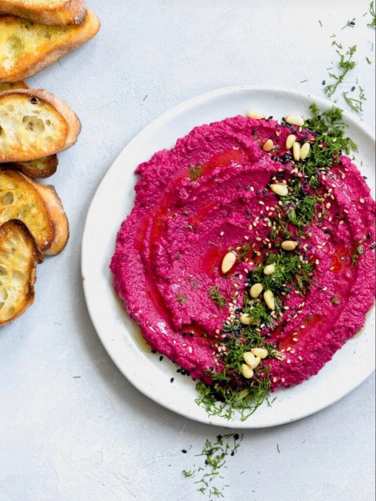 Hummus casero de remolacha + chips de pita: la receta más colorida para las fiestas

