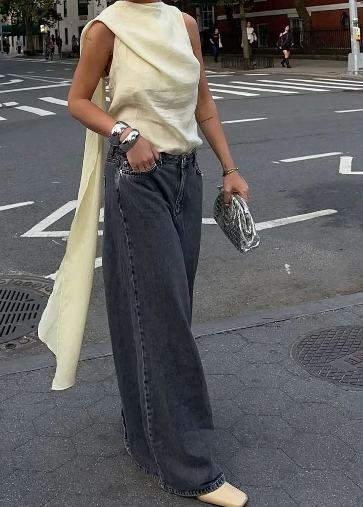 Palazzos, jeans anchos y flats: los looks effortless ideales para las fiestas