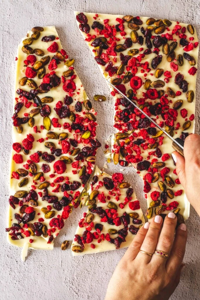 Bark de chocolate blanco: receta navideña fácil con cranberries y pistachos