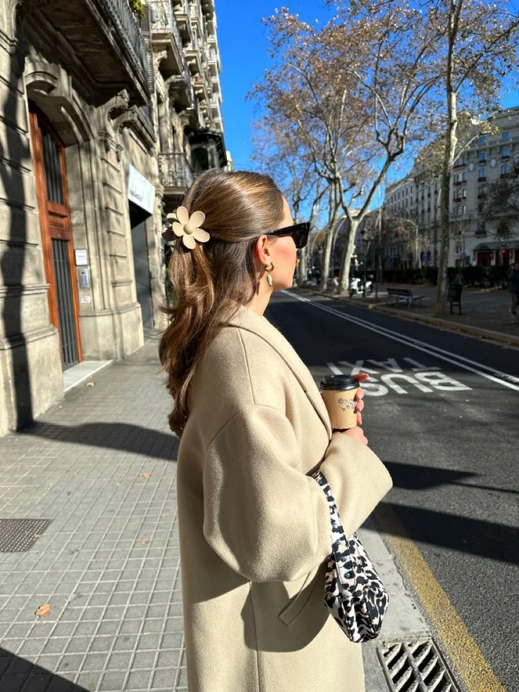 El secreto europeo que transforma tus peinados básicos en el look más chic