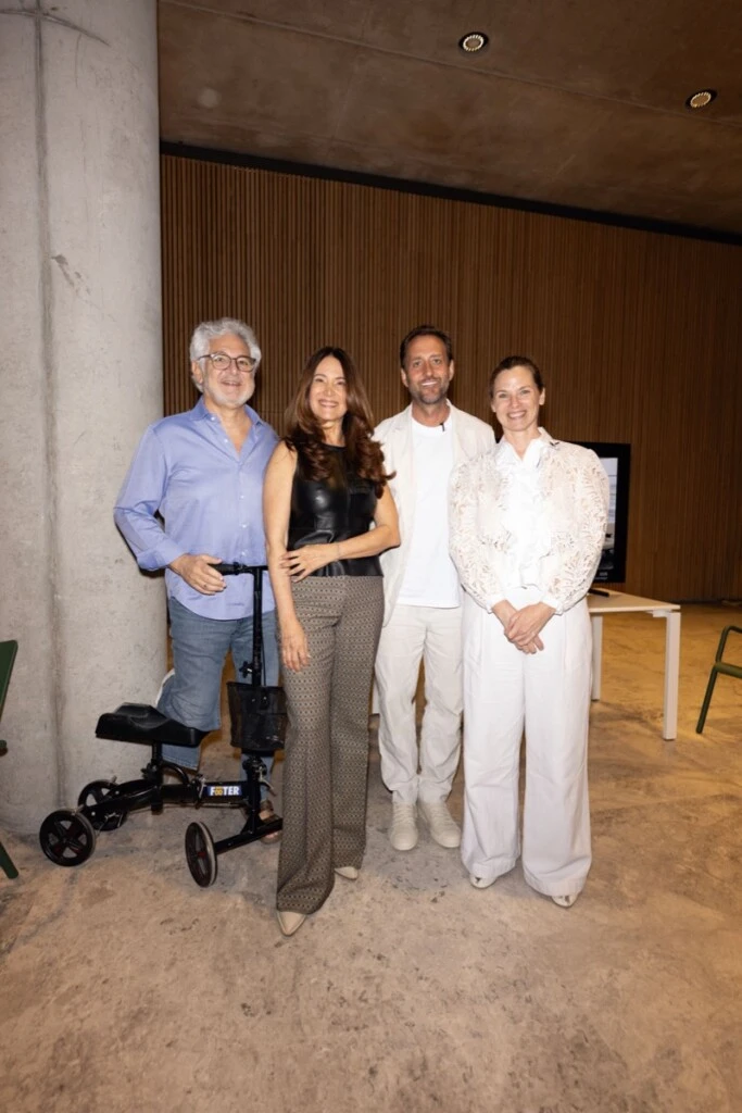 Gustavo Esses, su mujer, Gabriela Roig, Alexander Lotersztain y Luisa Norbis, Gerente de Diseño de la Dirección General de Industrias Creativas del Ministerio de Desarrollo Económico de la Ciudad de Buenos Aires. 