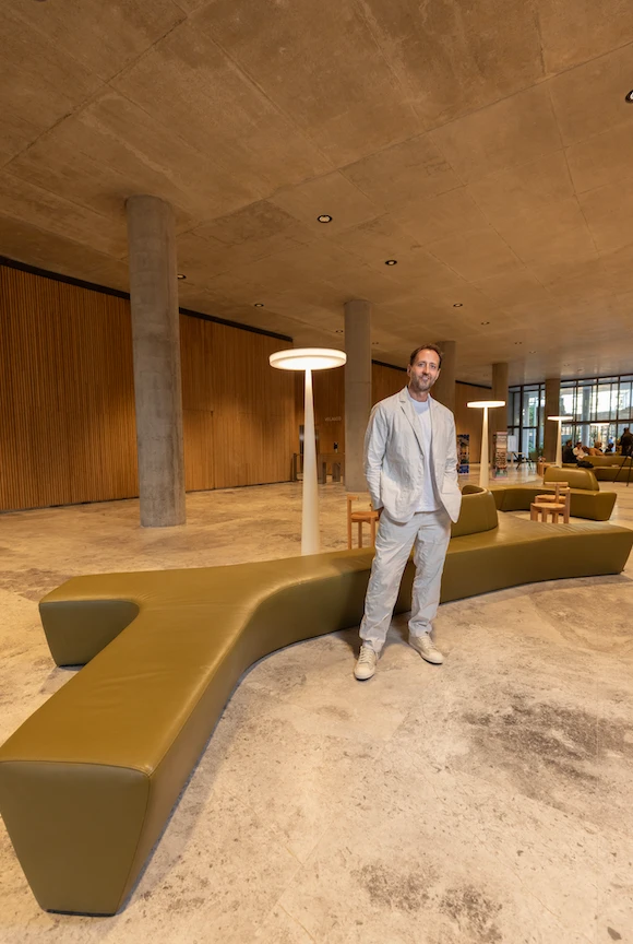 Alexander Lotersztain en el hall del edificio corporativo Mirabilia 851, donde aplicó su reconocido sistema Twig de asientos modulares y súper dinámicos. 