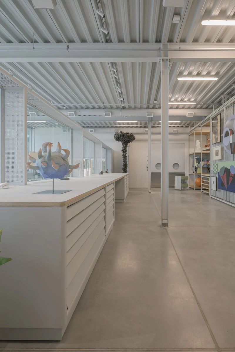 Su estructura modular permite reorganizar usos, ampliar áreas de guarda o integrar herramientas para la conservación, sin perder solidez ni calidad técnica. 