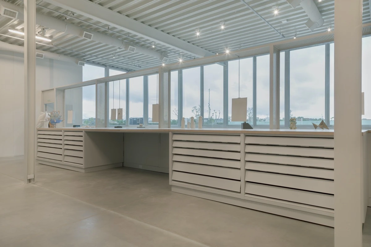 Es una pieza —de 14 metros de largo— que organiza el espacio en dos sectores perfectamente definidos, pero visualmente conectados: 