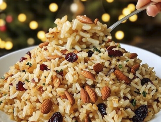 Arroz navideño con frutos secos y pasas: la receta fácil que acompaña cualquier plato en la mesa de Nochebuena