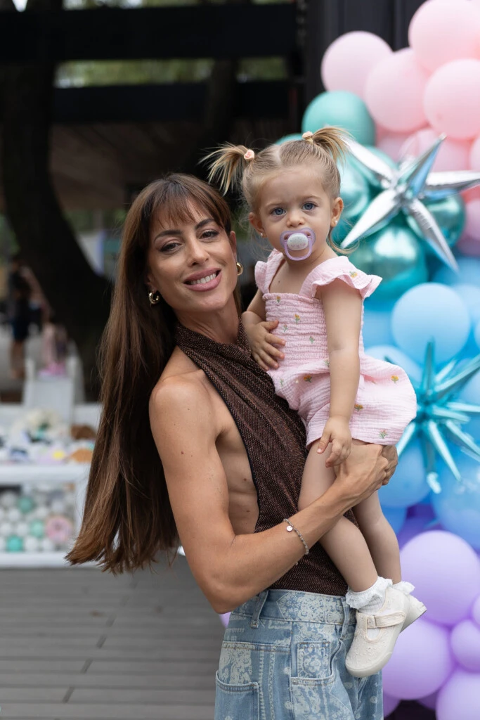 Agustina Casanova junto a su hija Bianca, en el lanzamiento de Footy