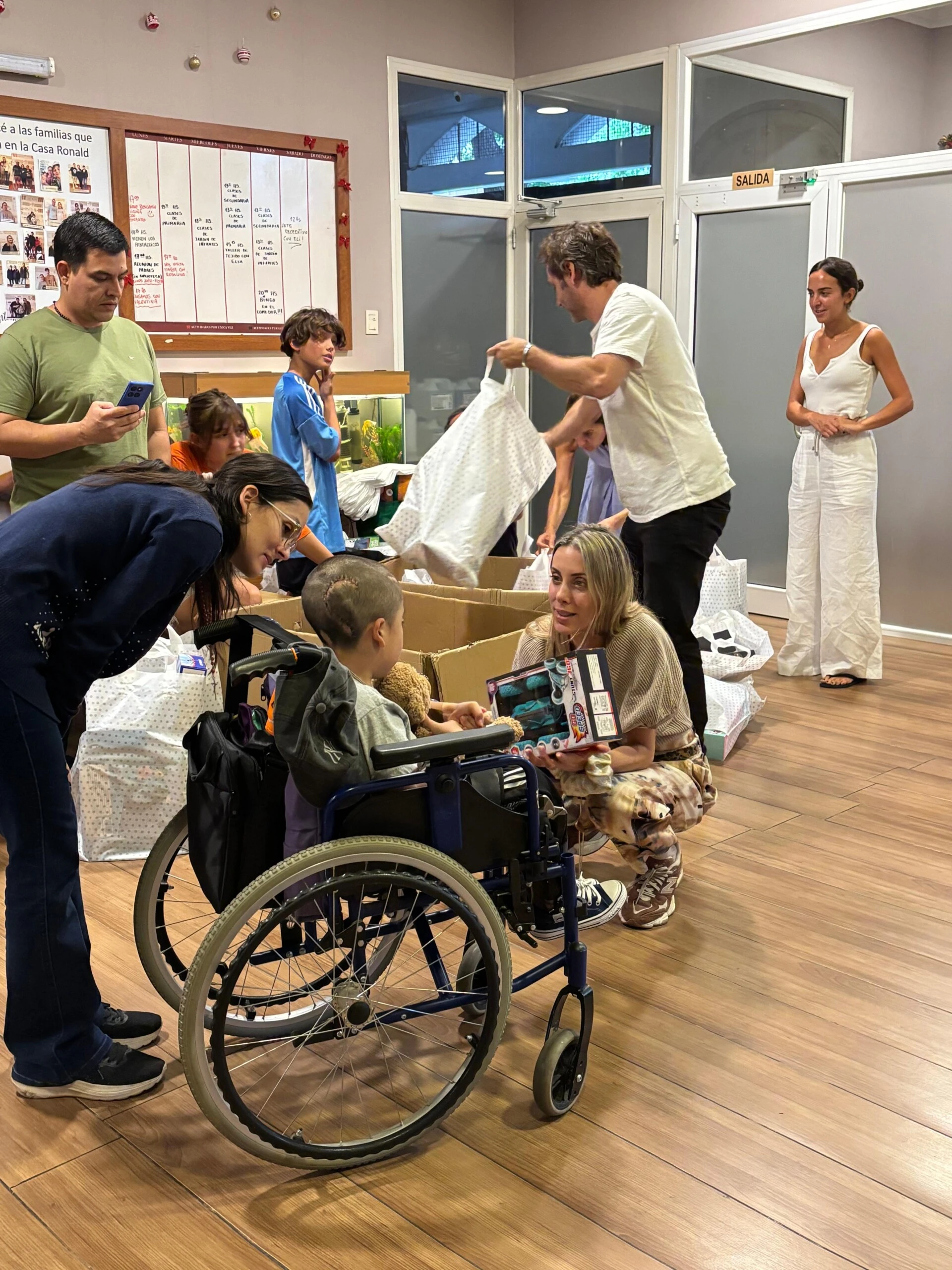 Benjamín Vicuña y Anita Espasandín visitaron la Casa Ronald. 