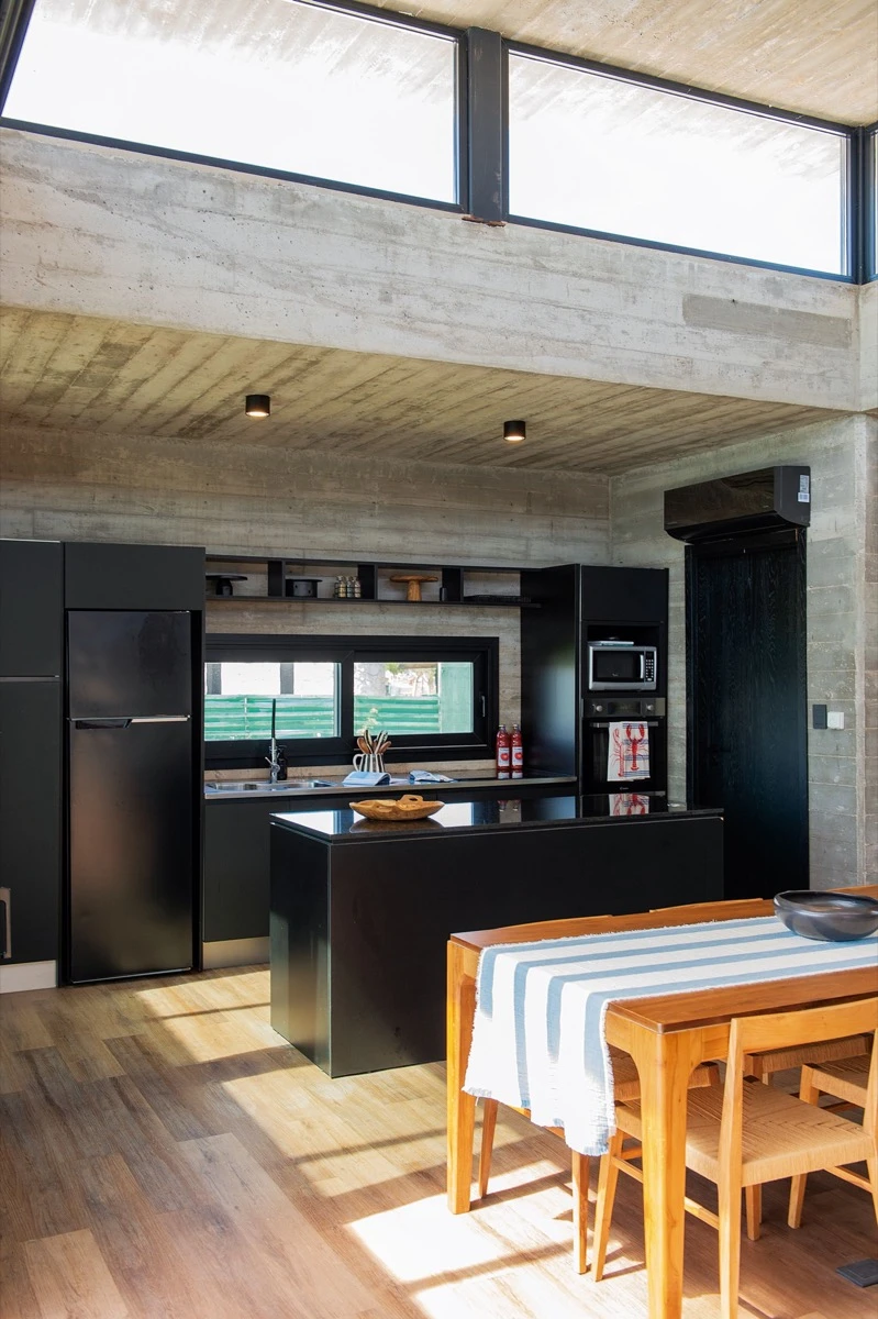 Un gran ventanal de 8 metros de largo abre el espacio por completo hacia el exterior.