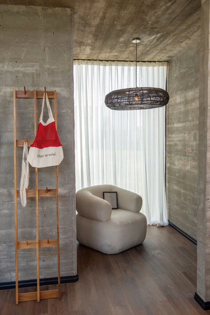 Un living íntimo de cara a la laguna en la terraza del dormitorio principal.