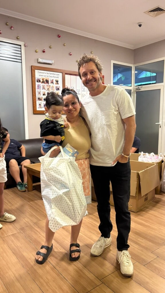 Benjamín Vicuña y Anita Espasandín visitaron la Casa Ronald. 