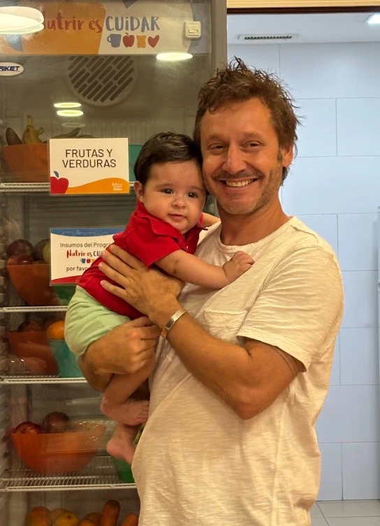 Benjamín Vicuña y Anita Espasandín visitaron la Casa Ronald. 