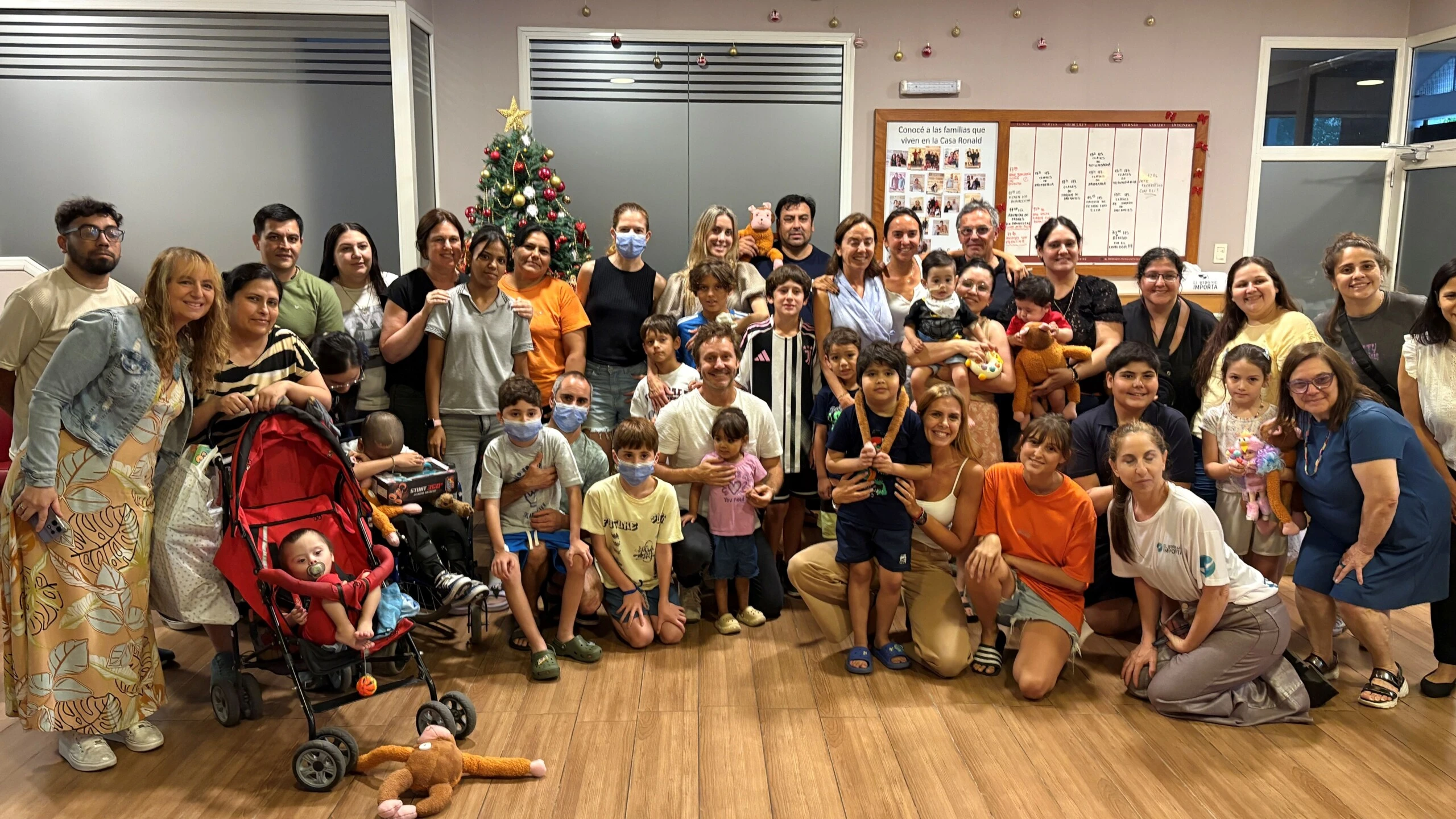 Benjamín Vicuña y Anita Espasandín visitaron la Casa Ronald. 