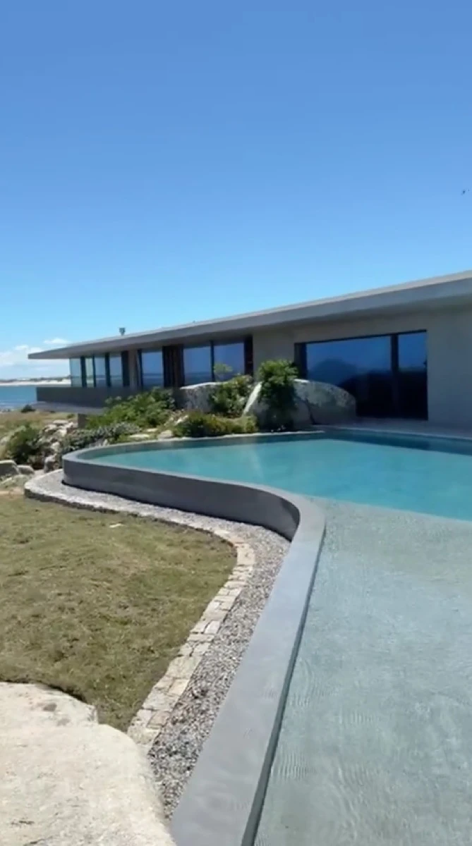 La piscina alineada con la naturaleza de la playa de José Ignacio.