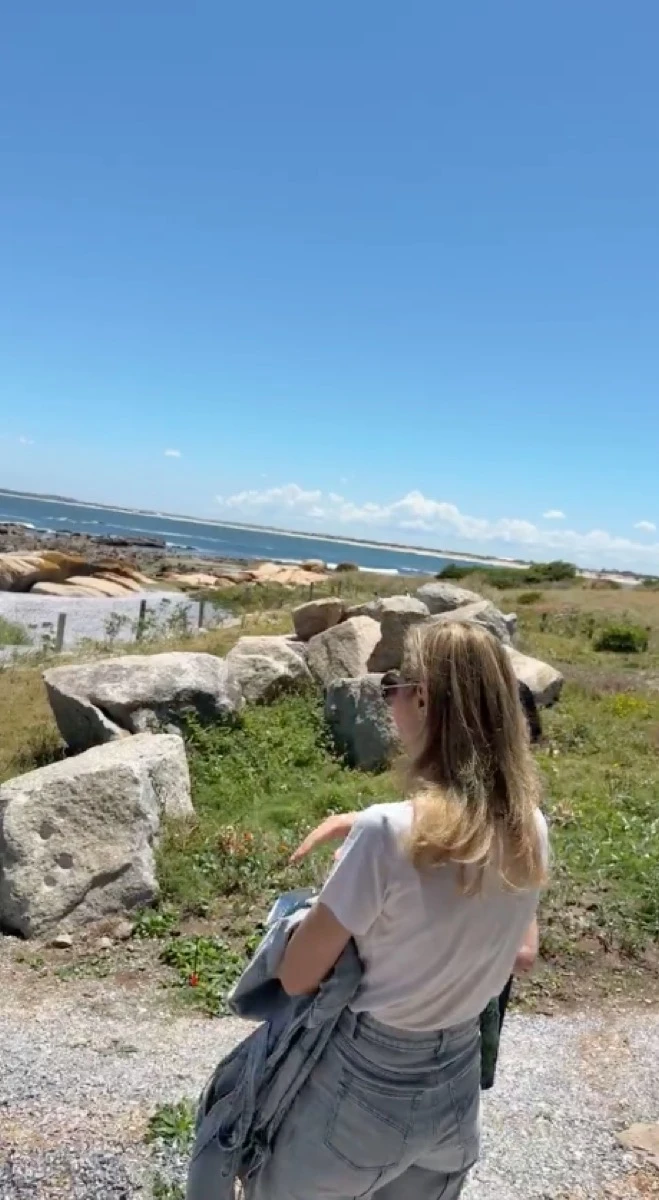 Elina Costantini contempla el paisaje junto a la casa en el video grabado por Eduardo Costantini.