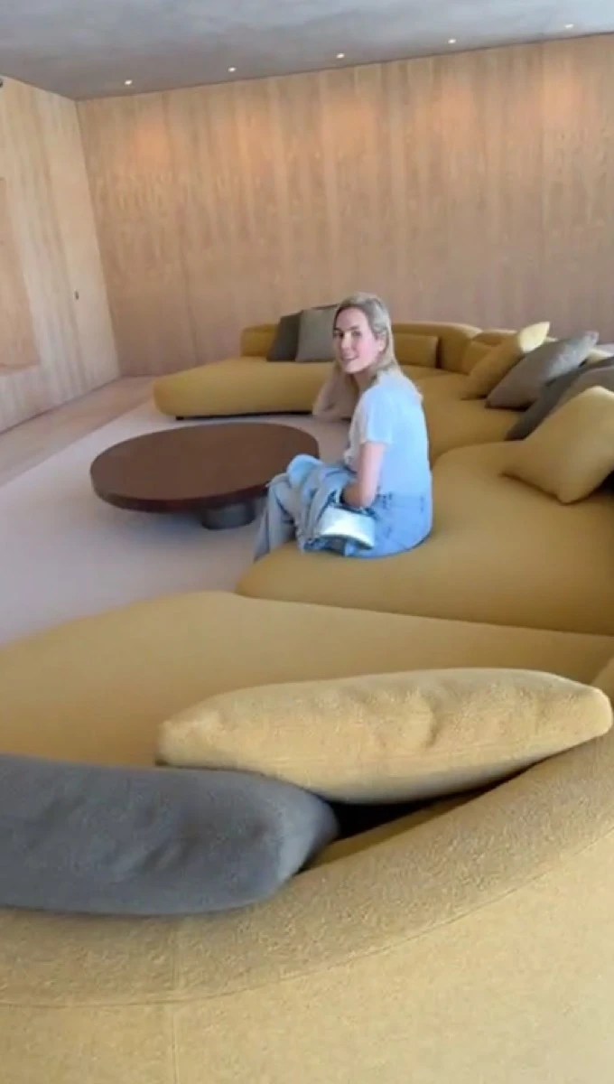 Elina Costantini en el súper sofá del living.