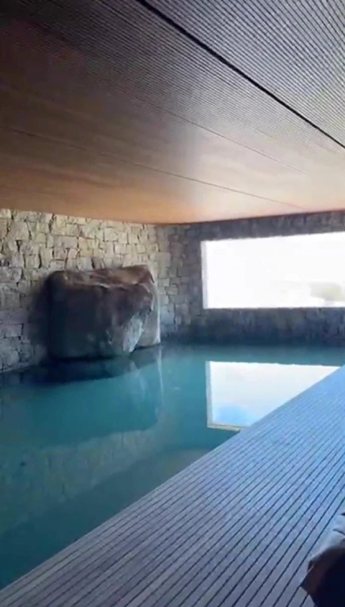 Una pileta climatizada y de interior en el espacio del spa.