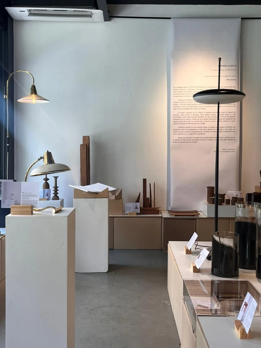 reúne clásicos históricos del diseño con piezas actuales todas instaladas en un escenario que invita a mirar sin prisa. 