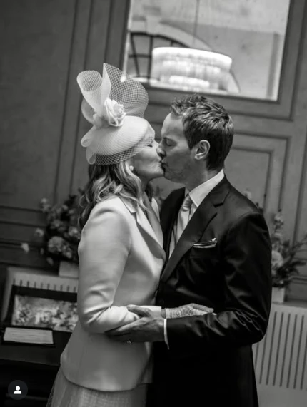 Kim Cattrall se casó por cuarta vez: el sofisticado look de novia que eligió para dar el "sí, quiero"