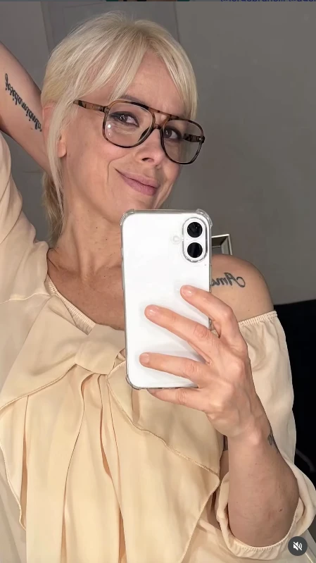 Cecilia “Caramelito” Carrizo estrenó look de verano y volvió al rubio pleno que es tendencia en 2026