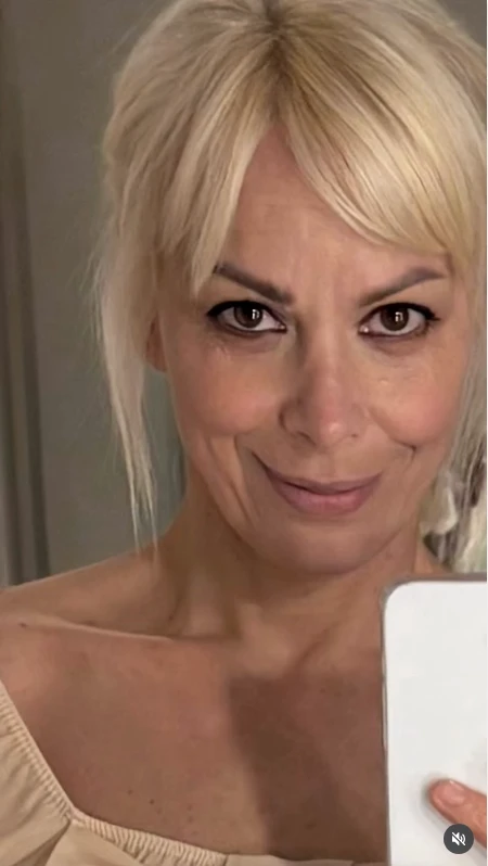 Cecilia “Caramelito” Carrizo estrenó look de verano y volvió al rubio pleno que es tendencia en 2026