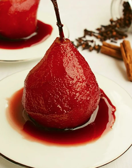 Peras al vino tinto con crema de vainilla