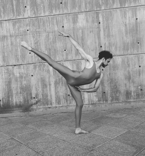 Emanuel también es bailarín