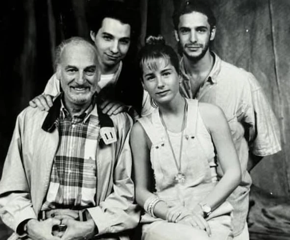 Héctor Alterio con el elenco de Caballos salvajes