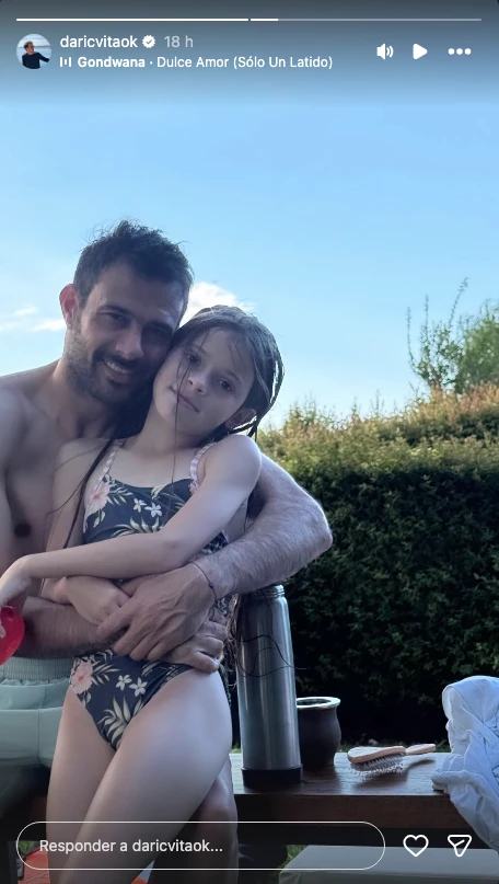 Dario Cvitanich con su hija Carmela, tras la comunión de la niña