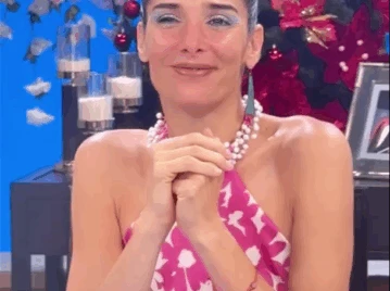 Juana Viale deslumbró con un look fashionista en rosa firmado por Gino Bogani para la mesaza