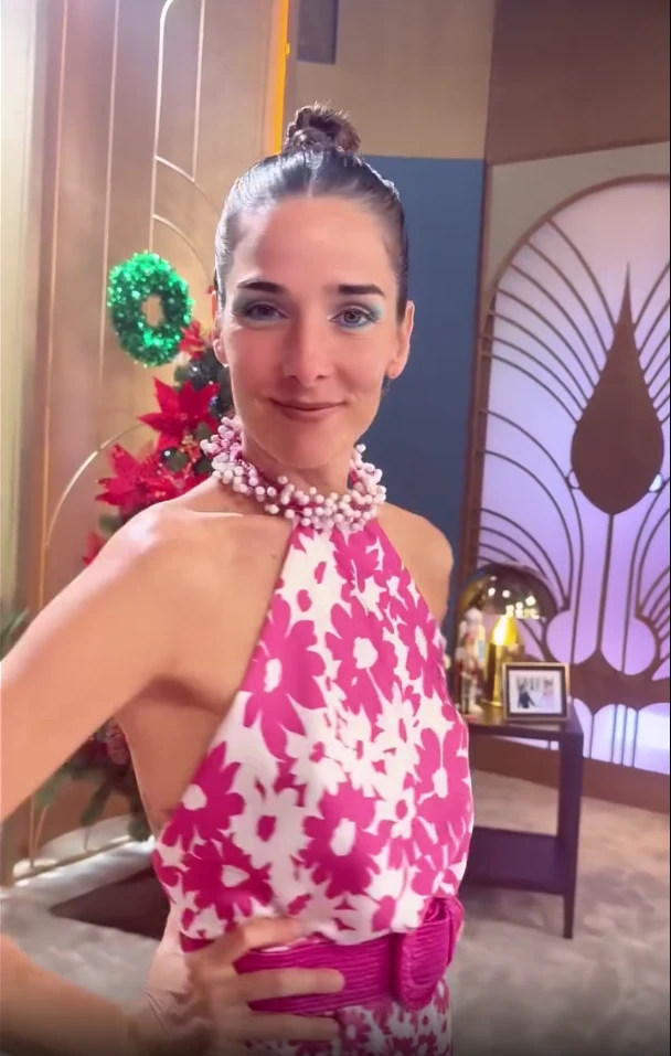 Juana Viale deslumbró con un look fashionista en rosa firmado por Gino Bogani para la mesaza