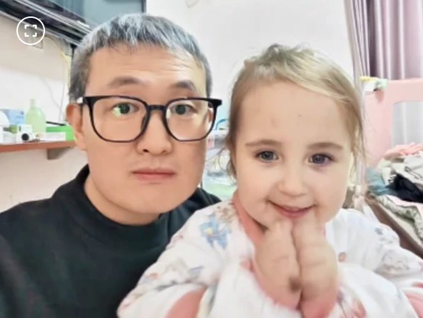 Nació con rasgos asiáticos pero a los 8 meses se volvió rubia de ojos celestes: el extraño caso de una niña nacida en China que desconcertó a la ciencia