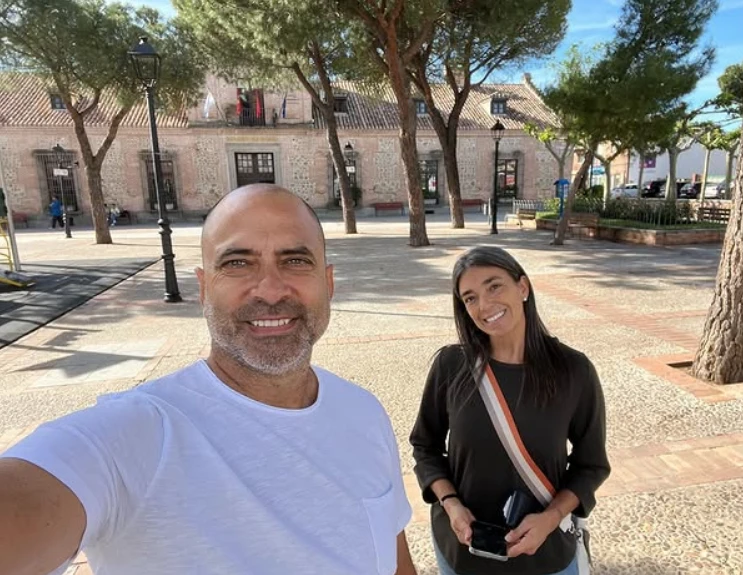 Juan Esnáider con su esposa en una imagen reciente.