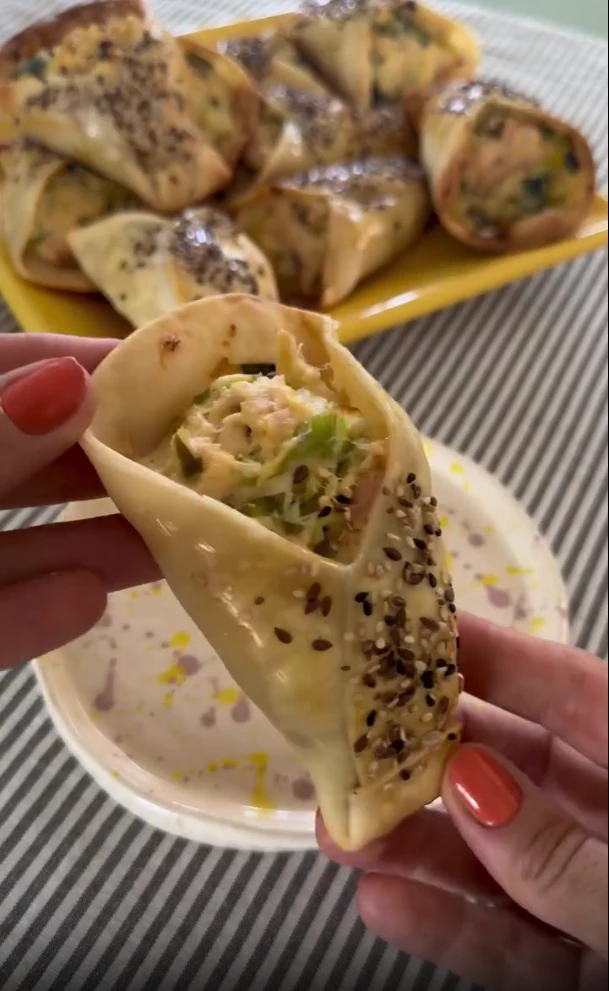 Conitos de pollo, puerro y salsa blanca