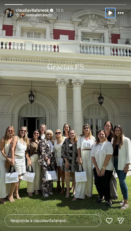 Claudia Villafañe con su look entre otras mujeres, tras disfrutar de un evento.