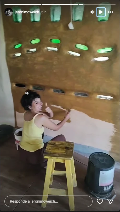 Jerónimo Weich mostró cómo está quedando su casa de barro: en la foto, su novia pintando las paredes