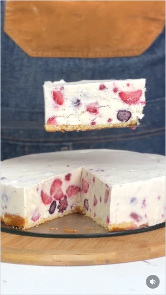 Cheesecake helado de frutos rojos: una receta fácil y práctica ideal para una cena de fin de año bien fresca
