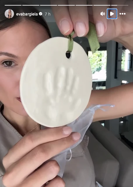 Así fueron los souvenirs y las estampitas del bautismo de Faustino Simeone: Eva Bargiela explicó por qué eligieron a la Virgen de Luján