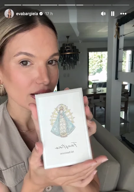 Así fueron los souvenirs y las estampitas del bautismo de Faustino Simeone: Eva Bargiela explicó por qué eligieron a la Virgen de Luján