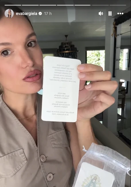 Así fueron los souvenirs y las estampitas del bautismo de Faustino Simeone: Eva Bargiela explicó por qué eligieron a la Virgen de Luján