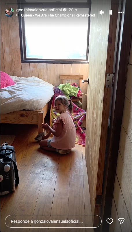 Anka, la hija más pequeña de Gonzalo Valenzuela en su habitación