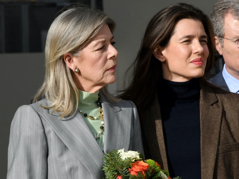 Charlotte Casiraghi y Carolina de Mónaco confirman el traje sastre como uniforme chic de la temporada 2026