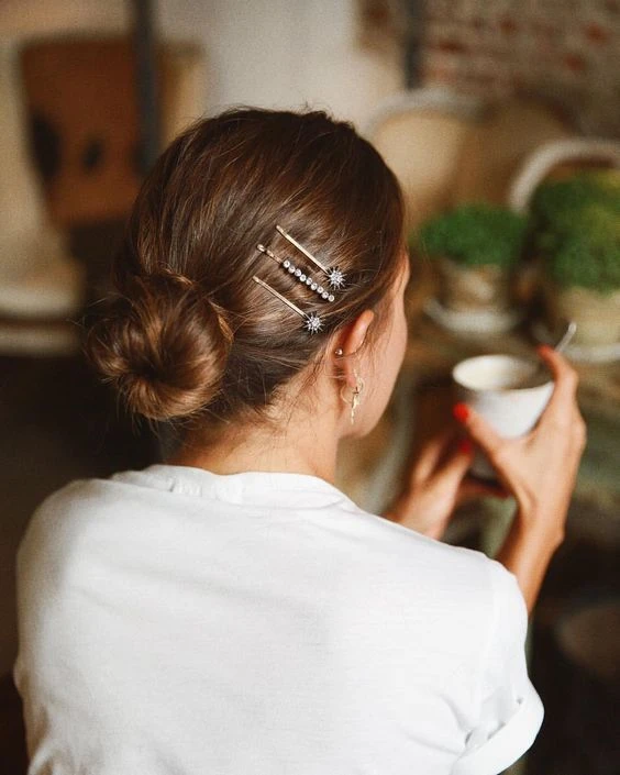 El secreto europeo que transforma tus peinados básicos en el look más chic