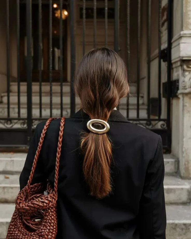 El secreto europeo que transforma tus peinados básicos en el look más chic