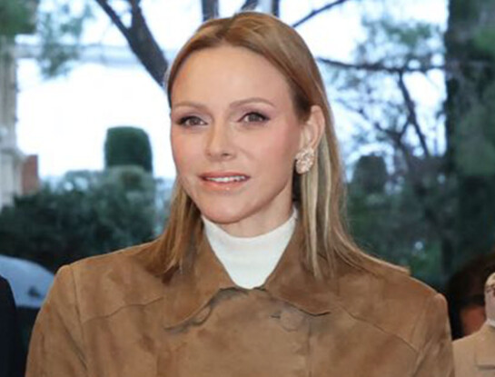 Alerta tendencia: Charlène de Mónaco confirma que la gamuza será la textura estrella del invierno 2026