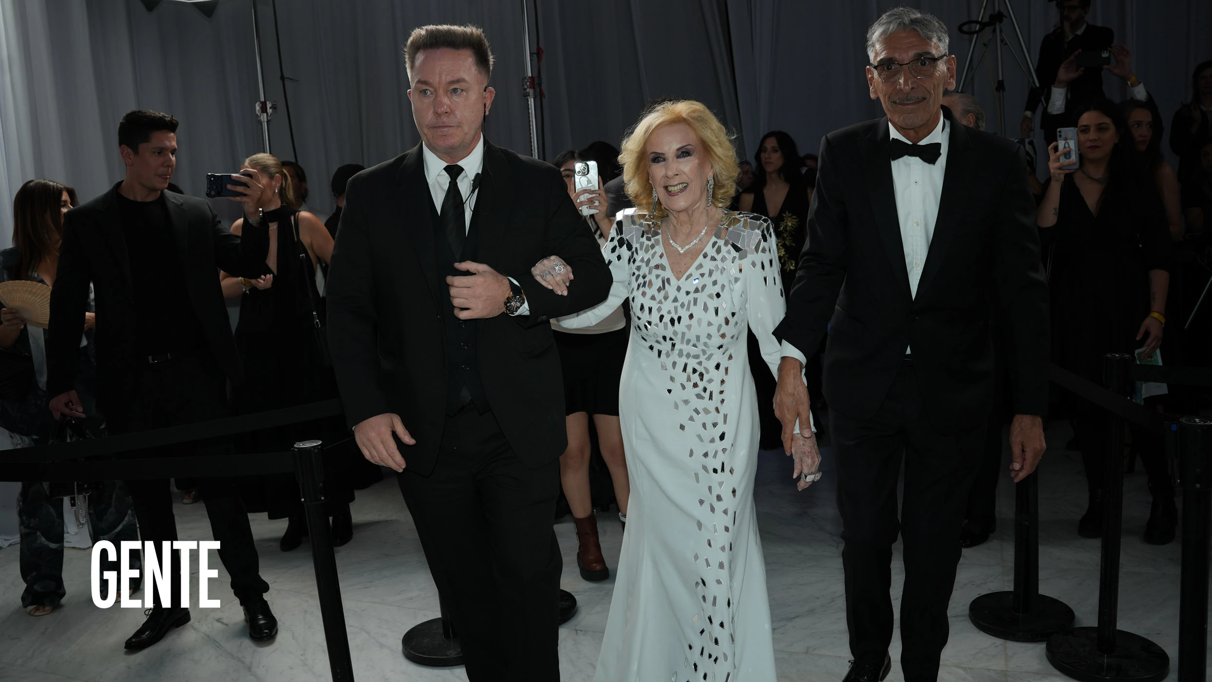 El impactante look blanco de Mirtha Legrand en la Gala Personajes del Año de GENTE