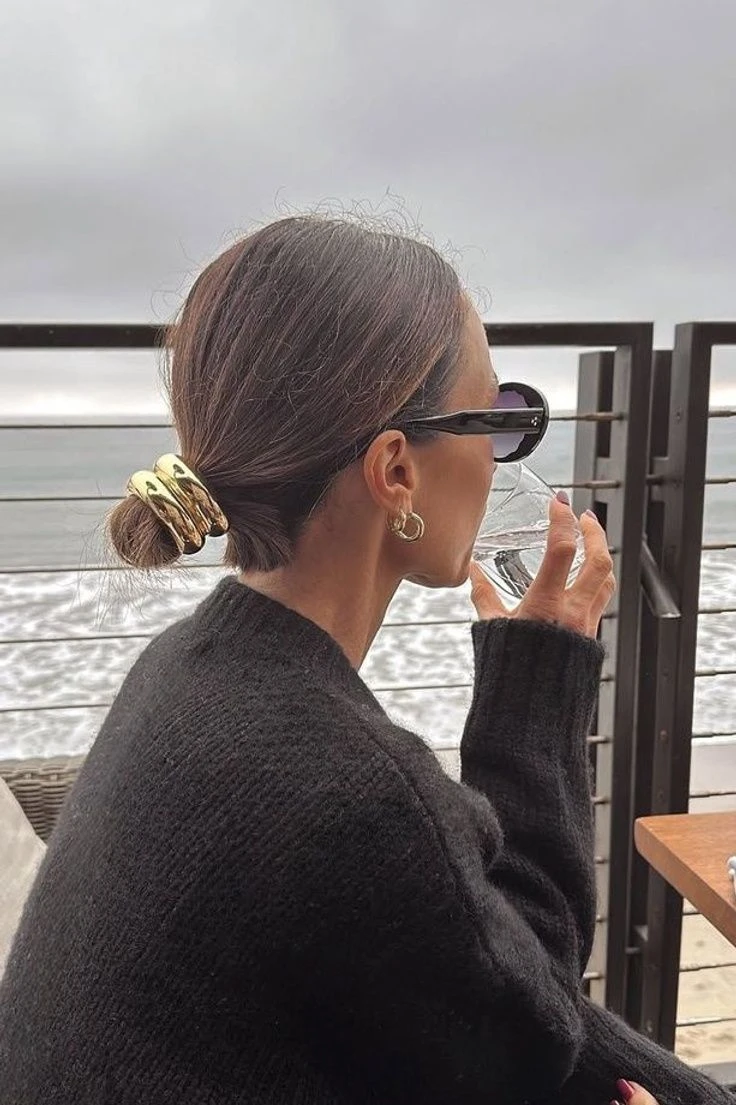 El secreto europeo que transforma tus peinados básicos en el look más chic