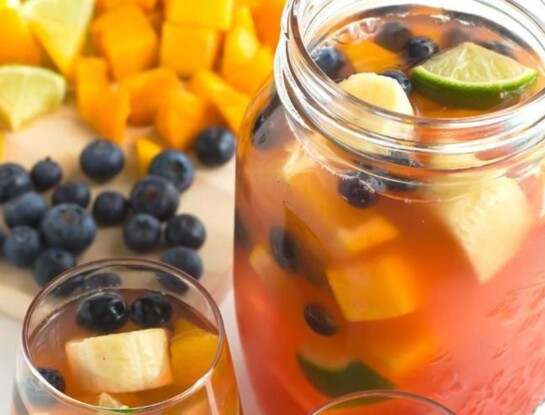 Clericó blanco con durazno y arándanos: la receta del trago ideal para sorprender a tus invitados en estas fiestas