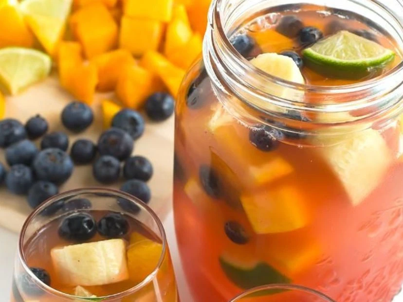 Clericó blanco con durazno y arándanos: la receta del trago ideal para sorprender a tus invitados en estas fiestas