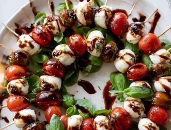 Pinchos caprese navideños: la receta fácil y fresca para tus fiestas