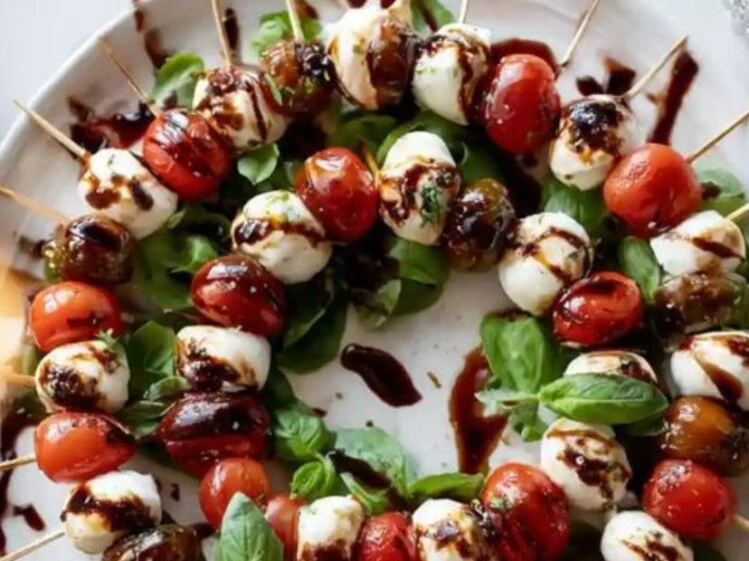 Pinchos caprese navideños: la receta fácil y fresca para tus fiestas